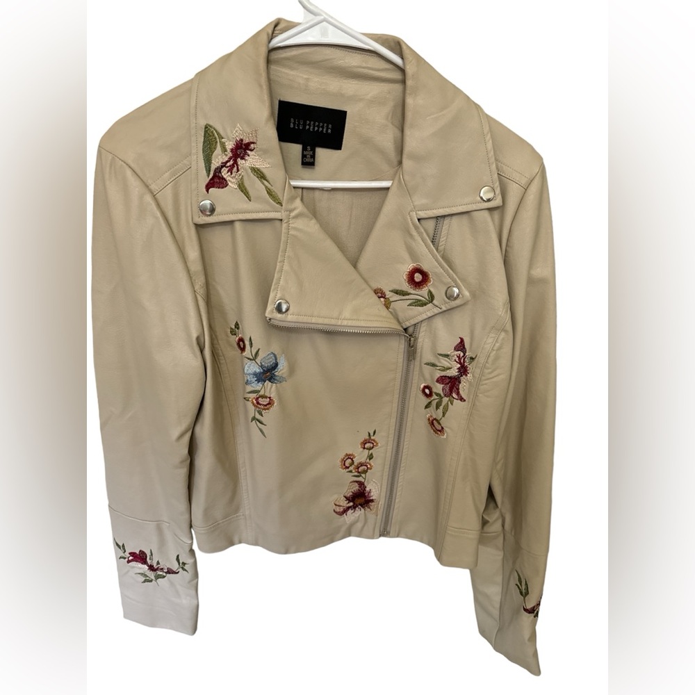 Woman’s size small Lime Lush boutique leather jacket 🧥 with floral embroidery